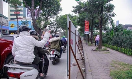 Hà Nội xén vỉa hè, dải phân cách đường Láng dịp sát Tết