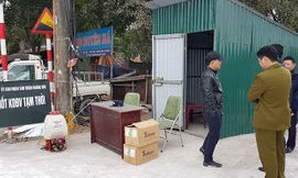 Đầu phố Thúy Lĩnh giao cắt đường đê Nguyễn Khoái, tổ liên ngành kiểm dịch động vật đã được nhanh chóng thành lập. Tổ có nhiệm vụ kiểm soát 24/24 mọi phương tiện chở gia súc, không cho bất cứ xe chở gia súc nào qua lại.