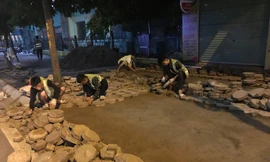 Bất ngờ cảnh lát vỉa hè bằng gạch bát giác tự chèn ở Hà Nội