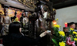 Rải tiền lẻ 'hối lộ' thánh thần ở đền Trần