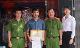 Chủ tịch Vĩnh Long khen thưởng thanh niên dũng cảm bắt cướp