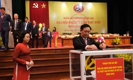 Đại biểu Đại hội Đảng bộ thành phố Hà Nội ủng hộ đồng bào miền Trung