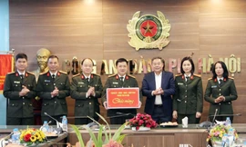 Lãnh đạo thành phố Hà Nội thăm, tặng quà dịp Tết