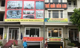 Đô thị ven đại lộ Thăng Long ngập nặng, dân đắp 'tường cát' chống nước