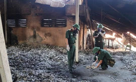 Cán bộ Viện Hóa học Môi trường quân sự lấy mẫu tại hiện trường vụ cháy 