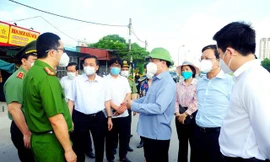 Bí thư Thành uỷ Hà Nội Đinh Tiến Dũng, Chủ tịch UBND thành phố Chu Ngọc Anh đi kiểm tra công tác phòng chống dịch COVID-19 tại các cửa ngõ. Ảnh: PV