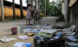 Hà Nội: Học sinh mang sách vở ngập nước lũ phơi bên đường