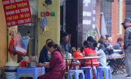 Hàng quán vỉa hè Hà Nội bất chấp quy định phòng chống COVID-19