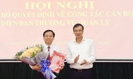 Phó Bí thư Thành ủy Hà Nội Đào Đức Toàn trao quyết định nhận nhiệm vụ mới cho ông Nguyễn Thanh Minh