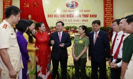 Bí thư Thành ủy Vương Đình Huệ trao đổi với các Đại biểu dự Đại hội. Ảnh: Trường Phong