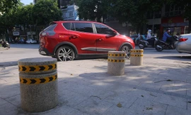 Hà Nội: Đặt trụ đá ngăn ô tô 'cày xới' vỉa hè lát đá