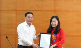 Phó Chủ tịch UBND thành phố Hà Nội Lê Hồng Sơn trao quyết định cho bà Phạm Thị Thanh Hương