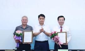 Chủ tịch UBND thành phố Hà Nội Nguyễn Đức Chung chúc mừng ông Võ Nguyên Phong (bên trái) và ông Nguyễn Đức Hùng (bên phải).