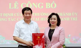 Phó Bí thư Thường trực Thành ủy Ngô Thị Thanh Hằng trao quyết định cho ông Lê Tiến Nhật