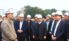 Chủ tịch UBND thành phố Hà Nội kiểm tra tiến độ dự án. Ảnh: HNM