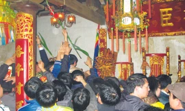 Cảnh cướp lễ vật ở đền Trần 