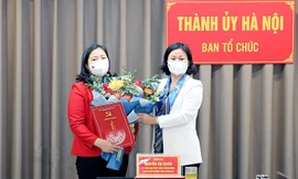 Phó Bí thư Thường trực Thành ủy Hà Nội Nguyễn Thị Tuyến trao Quyết định cho bà Triệu Thị Ngọc