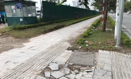 Vỉa hè đá tự nhiên nhiều tuyến phố Hà Nội hư hỏng, nát bét 