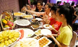 HLV Catwalk mua kem mời thí sinh hoa hậu