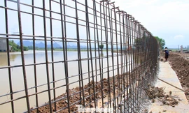 Cận cảnh đê bê tông đang gấp rút hoàn thành để ngăn lụt cho Hà Nội