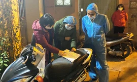 Lực lượng chức năng quận Cầu Giấy rà soát các trường hợp có liên quan. Ảnh: KTĐT