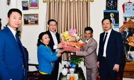Bí thư Hà Nội tặng nhà Đại đoàn kết, chúc mừng Giáng sinh