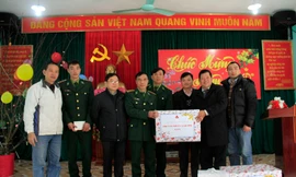 Đoàn công tác tặng quà lãnh đạo đồn biên phòng cửa khẩu Sóc Giang.