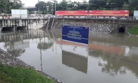 Mưa lớn, khu đặt 'bảo bối' của Nhật làm sạch sông Tô Lịch chìm nghỉm