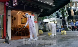 Hà Nội: 4 ca mắc COVID, 2 người ho, sốt đi khám phát hiện dương tính