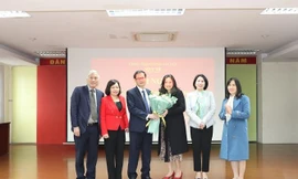 Lãnh đạo Sở Y tế và Ban lãnh đạo CDC Hà Nội chúc mừng ông Trương Quang Việt