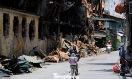 Người dân bịt mũi, nín thở qua hiện trường vụ cháy công ty Rạng Đông