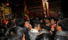 Biển người chen lấn sau giờ khai ấn đền Trần