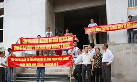 Cư dân CT5 Văn Khê căng băng rôn phản đối Chủ đầu tư chậm bàn giao quỹ bảo trì