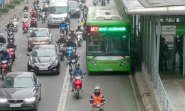 Ông Ngô Mạnh Tuấn, Phó Giám đốc Sở GTVT Hà Nội khẳng định, đến thời điểm này, làn đường BRT vẫn là làn đường riêng, không có tuyến buýt nào khác đi chung. 