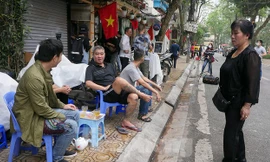 Người dân phố Trúc Bạch thảnh thơi nói chuyện trên vỉa hè sáng 21/3. Ảnh: Mạnh Thắng