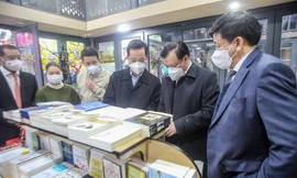 Bí thư Hà Nội Đinh Tiến Dũng dạo phố sách, trồng cây đầu năm mới