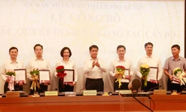 Chủ tịch UBND thành phố Hà Nội Nguyễn Đức Chung trao quyết định về công tác cán bộ