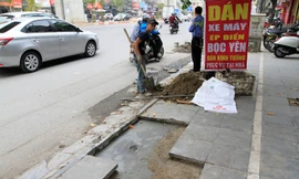 Vỉa hè phố Trần Phú (Hà Đông) sau một thời gian sử dụng đã phải bóc lên làm lại. Ảnh: Trường Phong