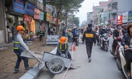 Phố 'siêu tắc' Khâm Thiên lại đào xới, lát hè dịp cận Tết