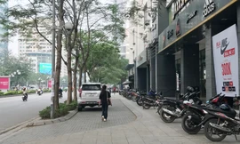 Khoét vỉa hè, chiếm dụng làm đường riêng cho ô tô