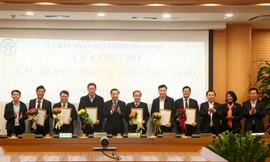 Chủ tịch UBND thành phố Hà Nội Chu Ngọc Anh chúc mừng các đồng chí được bổ nhiệm chức vụ mới