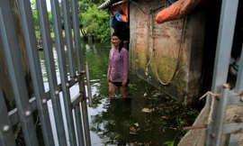 Sau 15 ngày, vùng rốn lũ Chương Mỹ vẫn ngập sâu