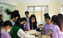Học sinh trường chuyên Hà Nội vào bếp nấu cơm, phát miễn phí cho người nghèo