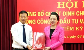 Phó Bí thư Thường trực Thành ủy Hà Nội Ngô Thị Thanh Hằng trao quyết định chuẩn y chức danh Bí thư Đảng ủy Tổng công ty Đầu tư và phát triển nhà Hà Nội cho ông Trương Hải Long. 