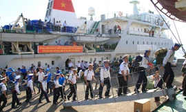 4 chuyến tàu xuất phát mang hàng Tết ra Trường Sa