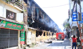 Nhà xưởng Cty Rạng Đông bị cháy nằm sát khu dân cư. Ảnh: Trường Phong