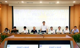 Chủ tịch UBND thành phố Nguyễn Đức Chung phát biểu tại phiên họp