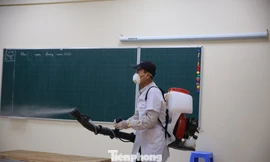 Mục kích phun thuốc khử trùng các trường học Hà Nội