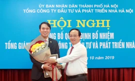 Phó Chủ tịch UBND thành phố Nguyễn Thế Hùng trao quyết định cho ông Phạm Tiến Đức.