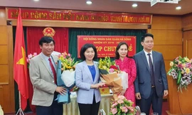 Bà Cấn Thị Việt Hà (thứ hai từ phải sang) được bầu làm Chủ tịch UBND quận Hà Đông